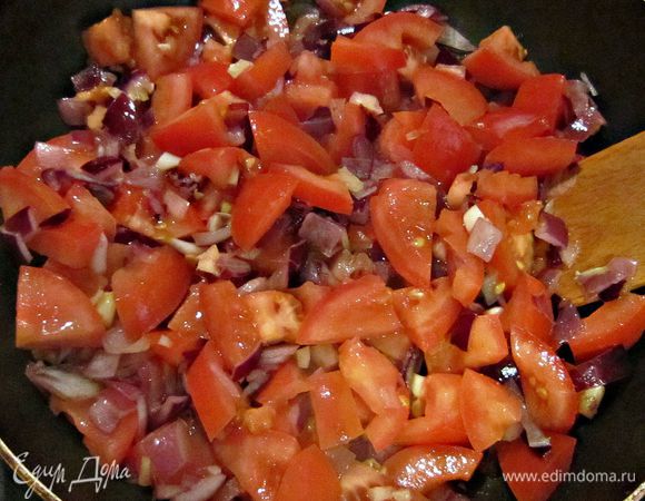 В той же сковороде, где жарились баклажаны, пассивировать лук и чеснок.
Добавить нарезанные кусочками помидоры, розмарин , накрыть крышкой и тушить 10мин.