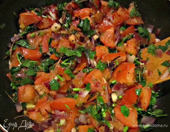 Добавить в сковороду с овощами обжаренные ломтики баклажана и мелко порубленную зелень, посолить, поперчить.