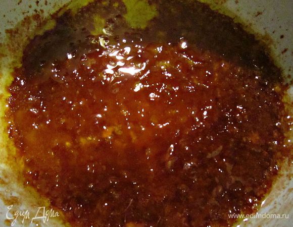 Подготовить соус: нагреть оливковое масло и растворить в нём крахмал. Добавить мёд, горчицу, соевый соус и вымешивать всё до однородного состояния. Залить пирог соусом. Выпекать пирог  35-45 мин. при 180г.