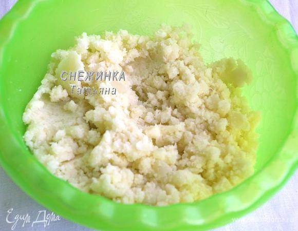 Картофель чистим, моем, ставим варить в солёной воде до готовности. Из готового картофеля делаем пюре. Можно видеть, что на фото у меня оно сухое, рассыпчатое. Оставляем немного остыть, оно должно оставаться горячим, но не должно обжигать руки.