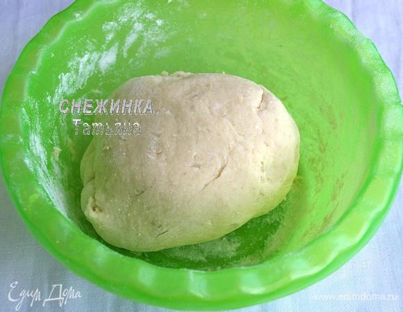 Добавляем яйцо и муку, хорошо вымешиваем тесто. Оно должно отставать от рук и не быть слишком мягким. По необходимости муки добавьте (всё зависит от величины яйца). Оставляем тесто отдохнуть на 10 минут.