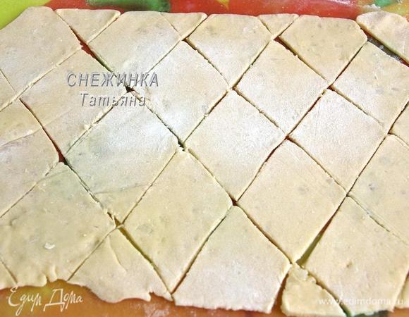 Раскатываем тесто в тонкий пласт. Я разделила тесто на 3 части, так удобнее раскатывать, по частям. Нарезаем на ромбики. 