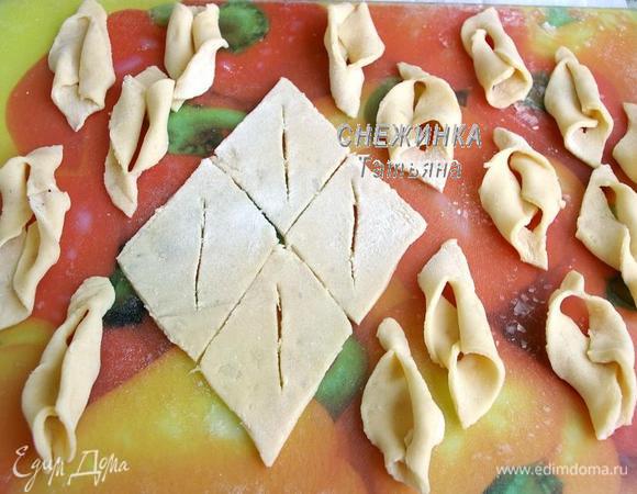 В центре каждого ромба делаем разрез, не доходя до краёв. Просовываем один из острых углов в центральную дырку и выкручиваем. Остатки теста собираем и раскатываем с другим куском и т. д. Формируем хворост из всего теста.