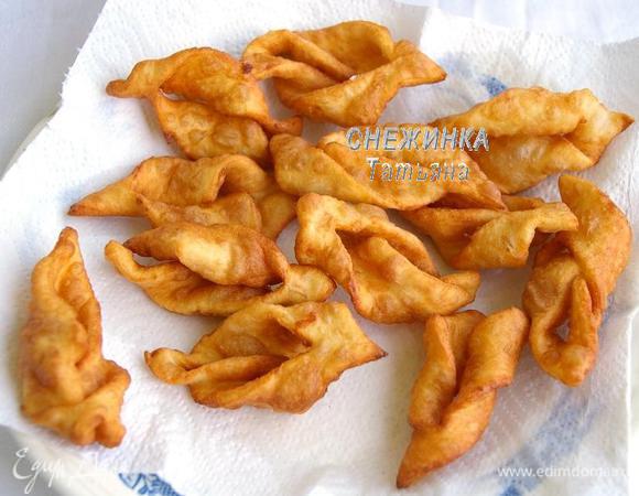 Вынимаем на бумажное полотенце, чтобы забрать лишний жир. Жарим весь хворост.