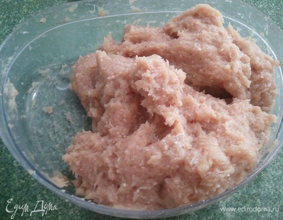 Добавить к фаршу молоко, соль, перец и перемешать