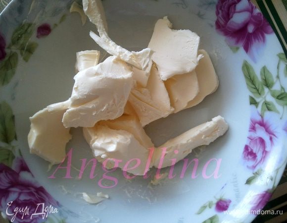 Масло немного порубить ножом, чтобы было помягче 