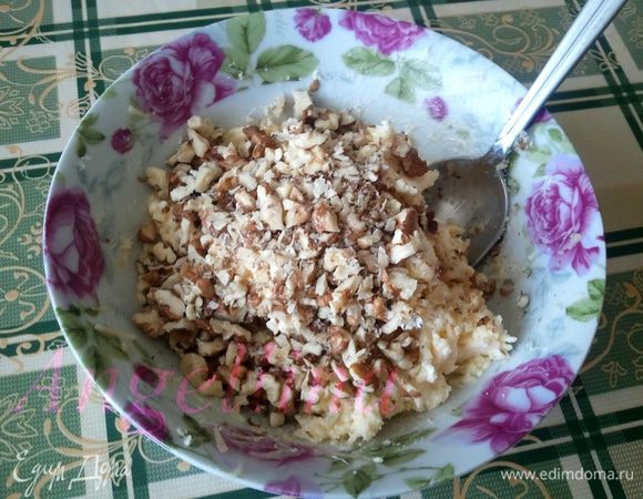 Для начинки. Сливочное масло перемешать с рубленными орехами и тертым сыром. 