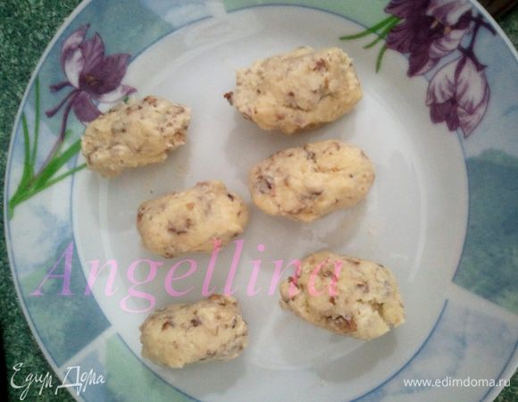 Из начинки сформировать  небольшие шарики, размером примерно как перепелиное  яйцо.