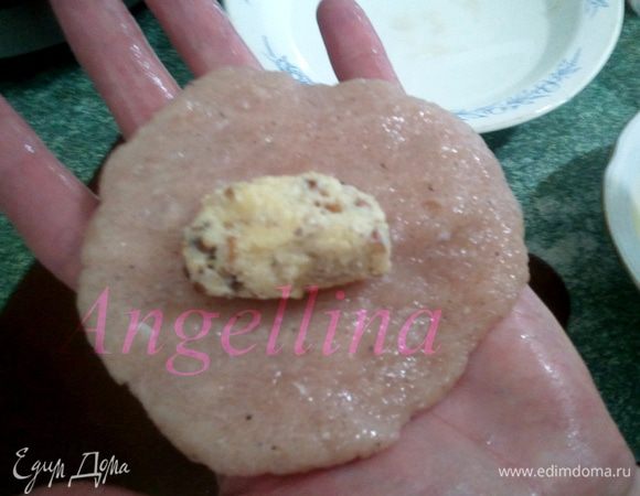Из куриного фарша сформировать круглые лепешки (для удобства, смачивать периодически руки в воде).  На середину лепешки положить начинку, придать зразам яйцевидную форму.