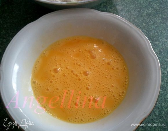 яйца немного взбить