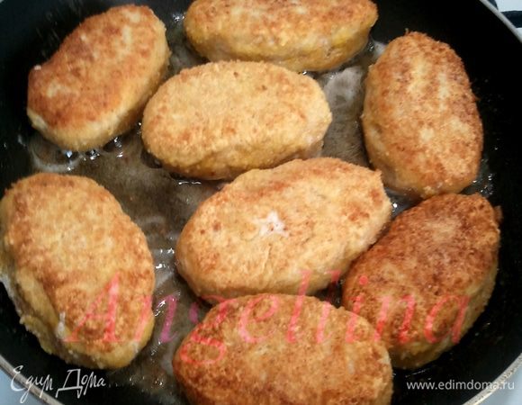 Окунуть каждую котлетку в яйцо, предварительно его слегка взбить. Затем запанировать в смеси сухарей  и муки. Обжарить  зразы со всех сторон в сковороде с разогретым маслом, на среднем огне. 