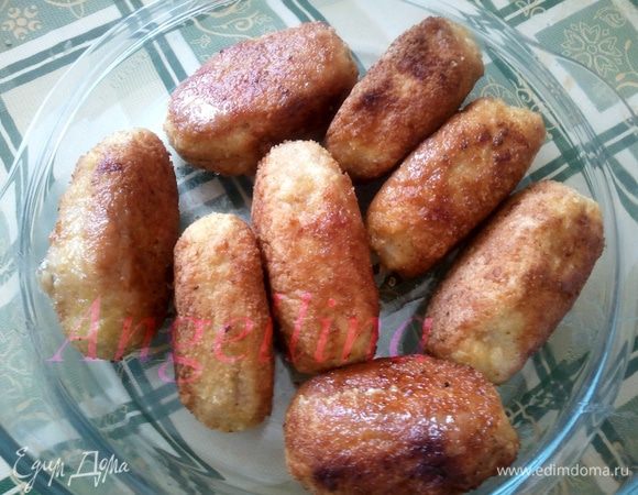 Обжаренные зразы выложить на противень и отправить в разогретую духовку минут на 5. Готовые зразы выложить на блюдо