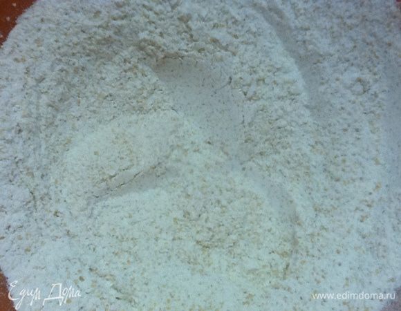 Смешать сухие ингредиенты: просеянную муку, разрыхлитель, сахар.