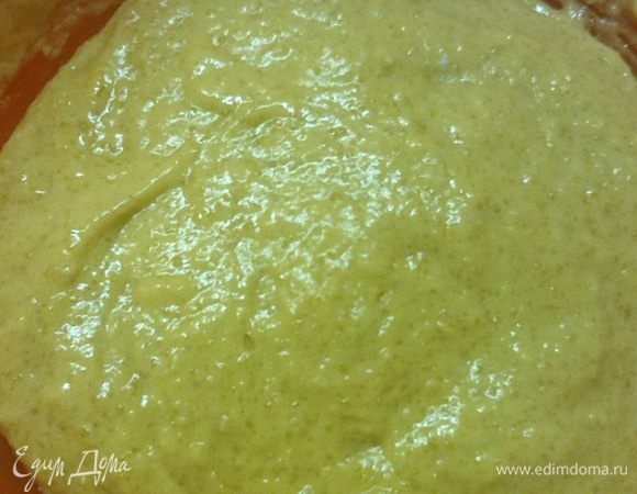 Двумя частями добавить яйца в сухую смесь