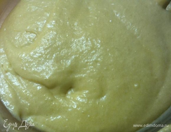 Теперь в масло постепенно вмешиваем первую смесь. Не наоборот!
Получаем однородную гладкую массу, похожую на густую сметанку. 
Я все делаю вручную, без миксера. Результат превосходный.