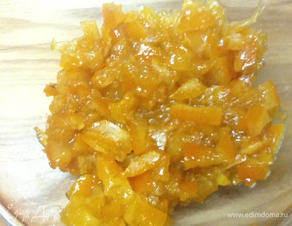 Измельчаем цукаты. Я заготавливаю их заранее.