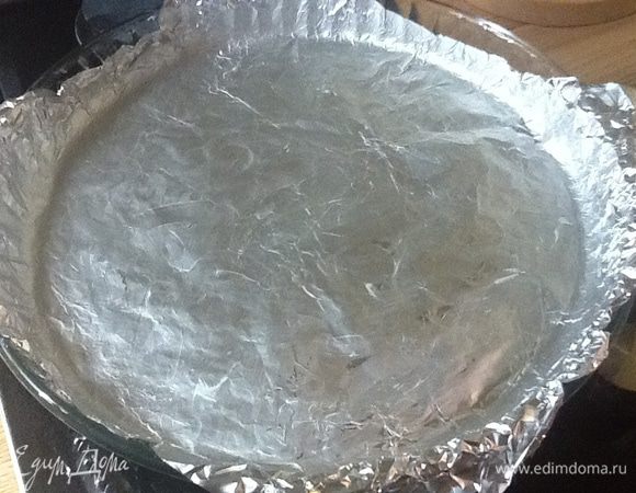 Готовим форму. Как привыкли. Либо бумага, либо фольга, либо просто смазываем маслом и посыпаем мукой.