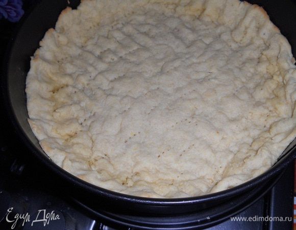 Распределяем тесто по форме, делая бортики, и запекаем в разогретой духовке до 230 до легкого золотистого цвета.