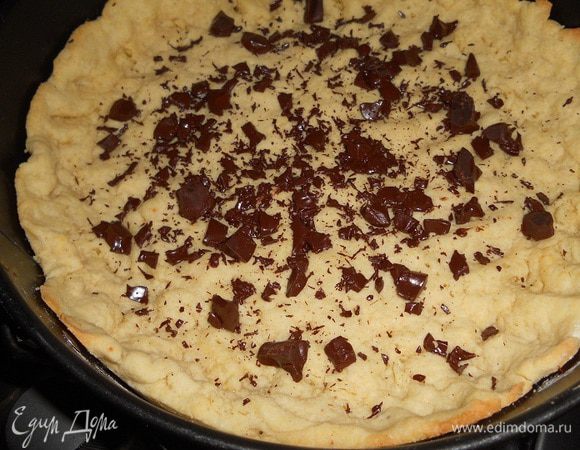 На основу тарта накрошить шоколад.