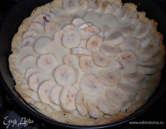 Залить бананы сгущенкой, выпекать в разогретой до 180 градусов духовке до того момента, как верх начнет карамелизироваться.