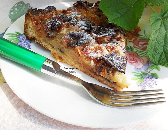 Тарт получается довольно сладким, так что количество сгущенного молока контролируйте по своему вкусу. Приятного аппетита.