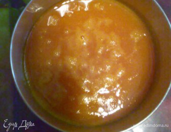 Сначала отделим желтки от белков. Нам понадобится всего 5 белков из 10.
Желтки засыпаем щепоткой соли для придания цвета за несколько часов до готовки.
