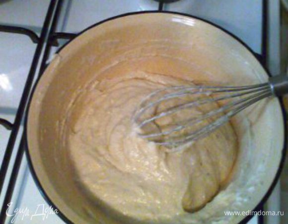 В сливки вводим муку (~ на 1 ст. сливок 4 ст. л. муки), семена стручка ванили. Значит, на 500 мл у меня ушло где-то 7-8 ст. л. муки. И ставим на огонь завариваться, постоянно помешивая, чтобы не образовались комочки. Затем хорошо перемешиваем. Тесто охлаждаем ~ до 30°.

