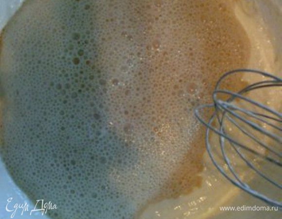 Подошедшие дрожжи вводим в заварную часть, хорошо перемешиваем. Закрываем плёнкой и ставим в тёплое место для подъёма (приблизительно на 1 час).