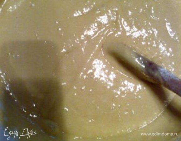 В подошедшую опару вводим половину всех желтков, размешиваем. Добавляем муку, чтобы тесто было льющееся, чуть гуще, чем на оладьи. Оставляем  приблизительно на 1 час, накрыв пищевой плёнкой.