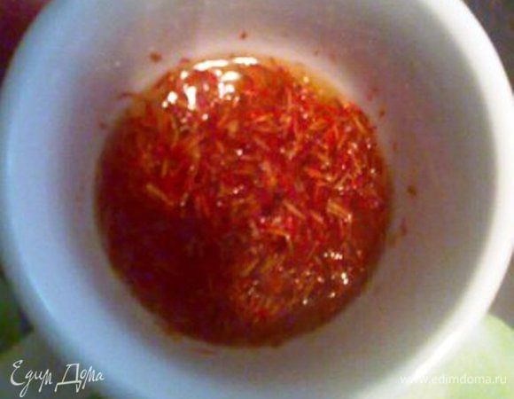 Пока тесто подходит, замочим шафран в коньяке.