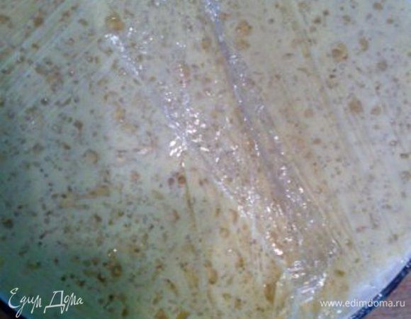 В подошедшее тесто вводим оставшиеся желтки, коньяк, цедру лимона, апельсина, можно какие-то специи. ( Я в этом году забыла положить специи, но  думаю, что от этого вкусовые качества не ухудшились.). Размешиваем.