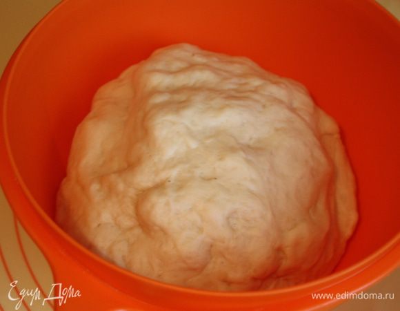 Сначала заведем тесто.

В теплом молоке разведем дрожжи, добавим все ингредиенты и вымешаем хорошенько тесто. Оно должно стать гладким и эластичным. Накроем его пленкой и уберем в тепло на 30 минут. После этого обомнем и уберем еще на 30-40 минут. Тесто увеличиться в объеме в два раза.