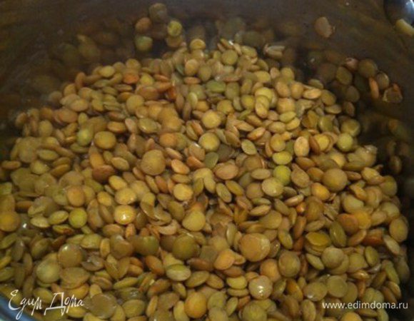 Отварить чечевицу, 15 минут после кипения и слить воду
