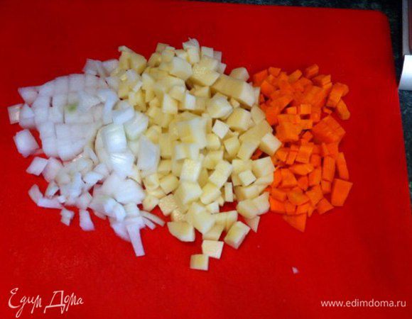 Морковь, картофель и лук порезать кубиками