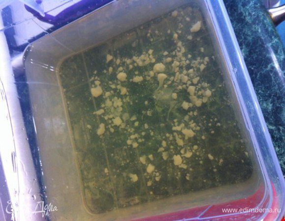 У меня остался бульон с цветной капусты, им же и заливаю чечевицу, добавляем туда же морковь, лук и картофель. Варим до готовности моркови