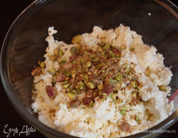 Брынзу измельчим  в отдельной тарелке вилкой, отправим в миску с с сыром, туда же половину фисташек и все вымешаем.