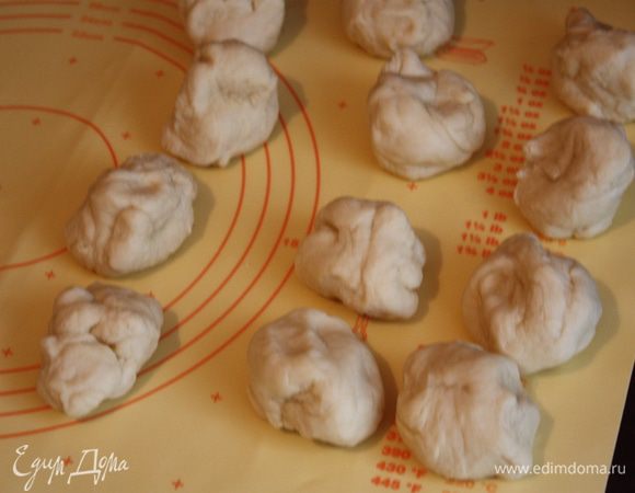 еперь приступим к формовке наших булочек. Тесто поделим на кусочки примерно по 120 г (это 12 штук).