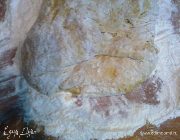 Добавляем муки до консистенции, чтобы не липло к рукам, но при минимальном необходимом количестве муки. Переходим на рабочую поверхность, подпыленную мукой. Складывающими движениями собираем муку в тесто, и хорошо вымешиваем до тех пор, пока тесто не перестанет прилипать. В конце вымешиваем тесто без муки.