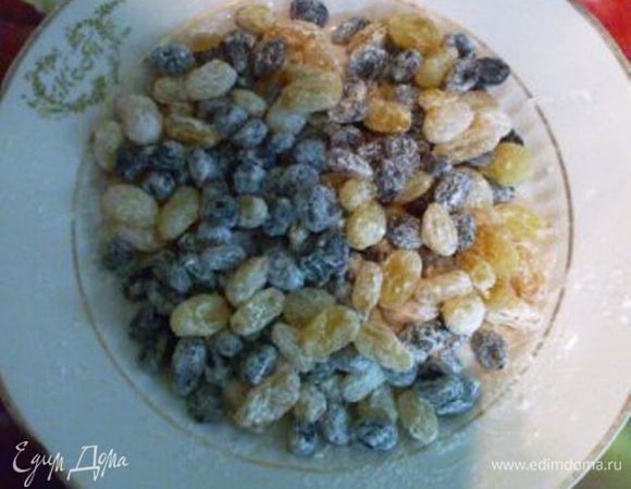 Изюм, предварительно вымытый, высушенный, обсыпала немного мукой и добавляю в тесто. Вмешиваем.