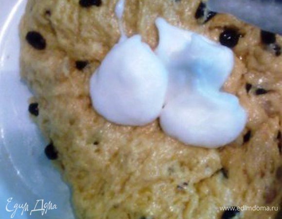 Достаём белки из холодильника, взбиваем в крепкую пену и постепенно по ложке вводим в тесто.