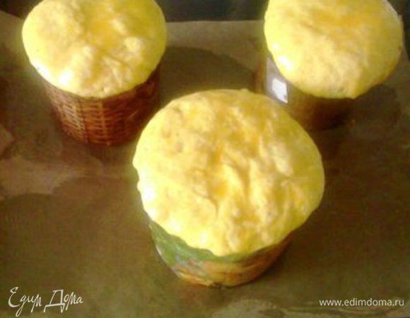 Тесто, подошедшее в форме, смазываем взбитым желтком и выпекаем в предварительно разогретой до 175-180° духовке ~45-50 минут в зависимости от веса.