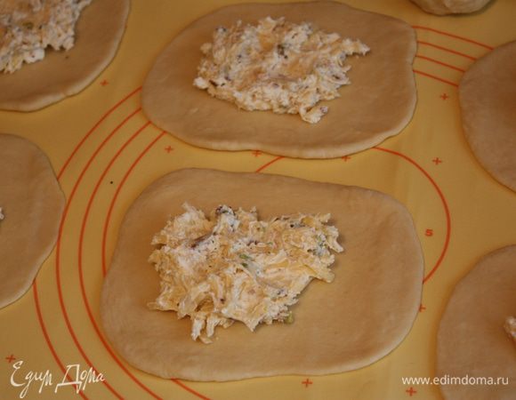  Каждый раскатаем на небольшие прямоугольнички 
(ну почти прямоугольнички) и в центр выложим 2-3 ст.л. ложки начинки.
