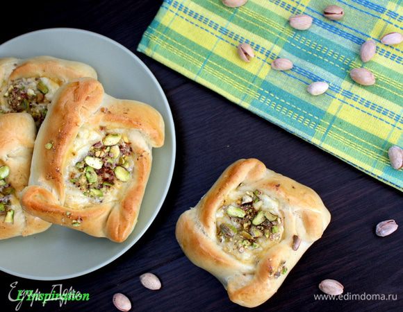 Достаем наших румяных красавцев из духовки и приступаем к поеданию!! Накрываем полотенцем, чтобы они подольше оставались свежими, хотя у нас они и так не успевают залеживаться))Приятного аппетита!!!!
