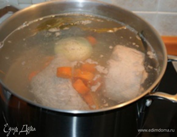 Сполосните говядину, положите в кастрюлю и залейте водой. Отварите говядину в течении 1,5 часов. Воду лучше не солить. После приготовления выложите говядину на блюдо и остудите.