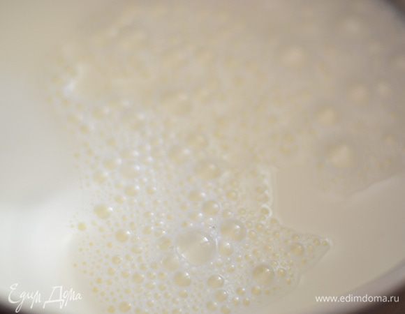 Влить молоко в глубокую кастрюлю,добавить сахар,соль,молоко прогреть до 90 гр,но не кипятить!