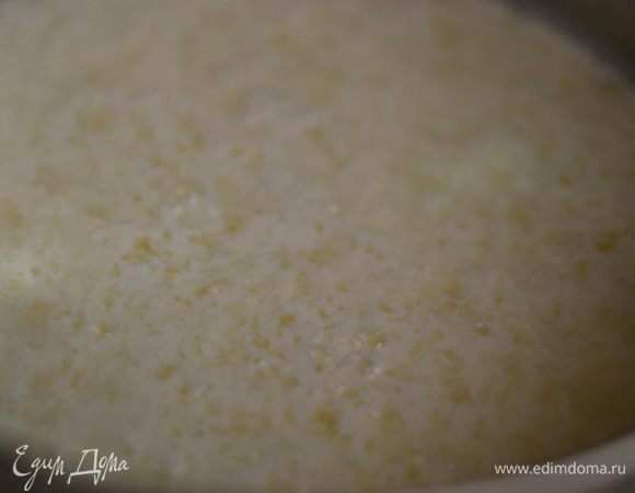 Как только молоко станет горячим,влить в него лимонный сок тоненькой струйкой.Через несколько секунд у вас должны появиться такие вот "хлопья" и отойти сыворотка.