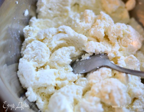 Сыр у меня получился очень нежным и мягким,чем то похож на обычный вкус творога,но без особой кислинки. По рецепту должно было получиться 400 граммов, как мне нужно было, но у меня вышло 320 г, в принципе тоже неплохо, и я немного изменила кол-во ингредиентов под свой сыр)))