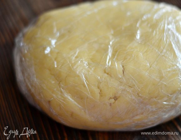 Завернуть его в пищевую пленку и убрать в холодильник на 30-40 минут.