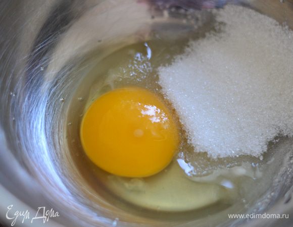 Тем временем можно приготовить крем.Яйцо взбиваем с сахаром.