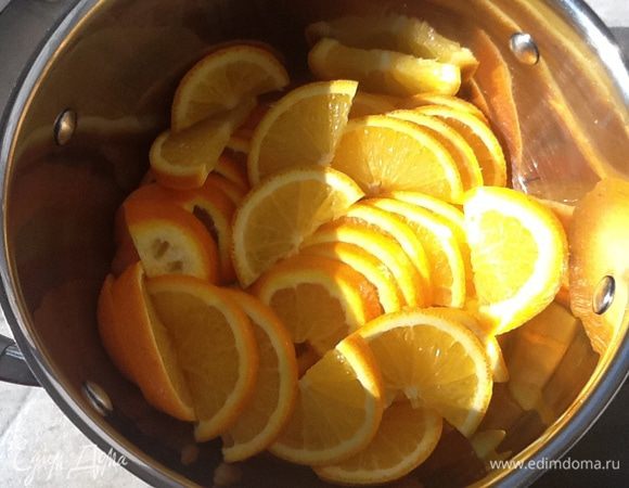 Складываем в кастрюлю и заливаем холодной кипяченой или родниковой водой, чтобы был виден верхний слой. Мешочек с косточками положить туда же.
Замочить на 6-12 часов. Удобно на ночь поставить в холодильник.